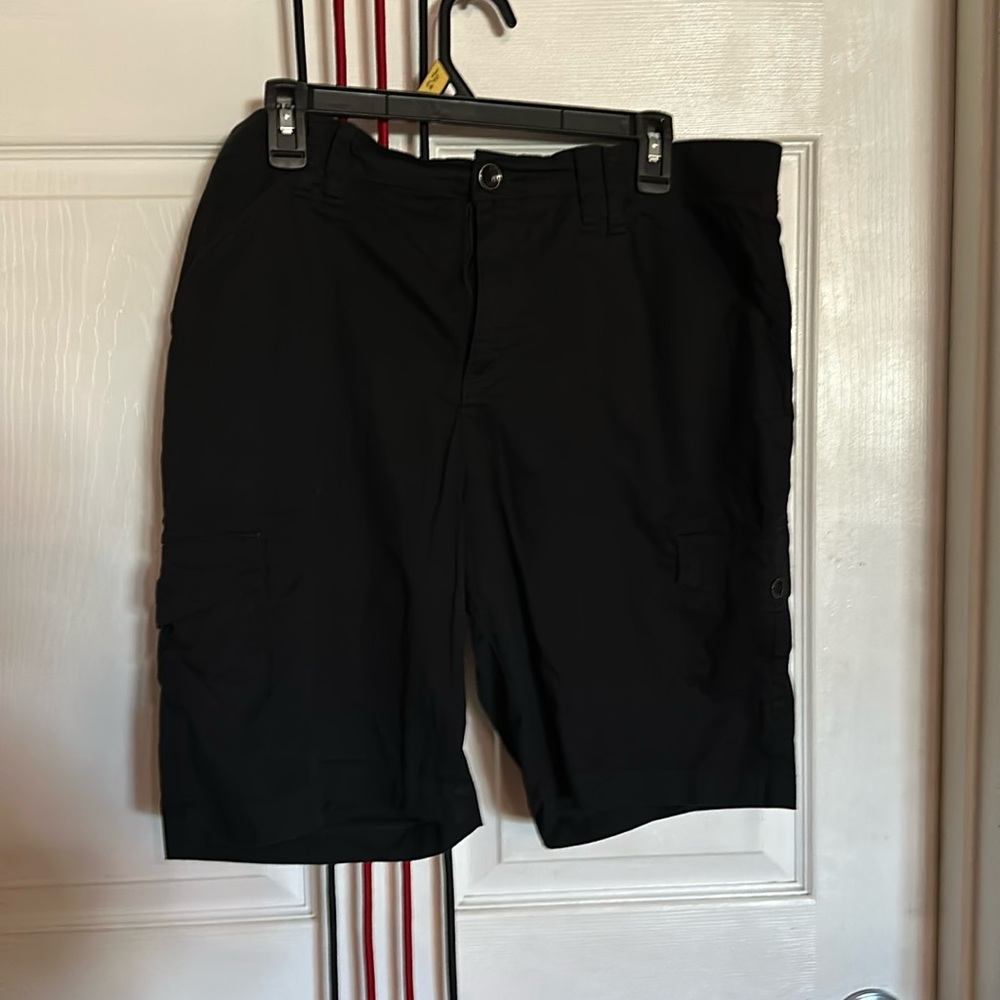 Lee relaxed fit woman’s cargo shorts in black size 14